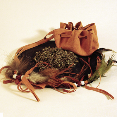 Steppenbeifuß im Velourbeutel mit Federn Steppenbeifuß im Velourbeutel mit Federn