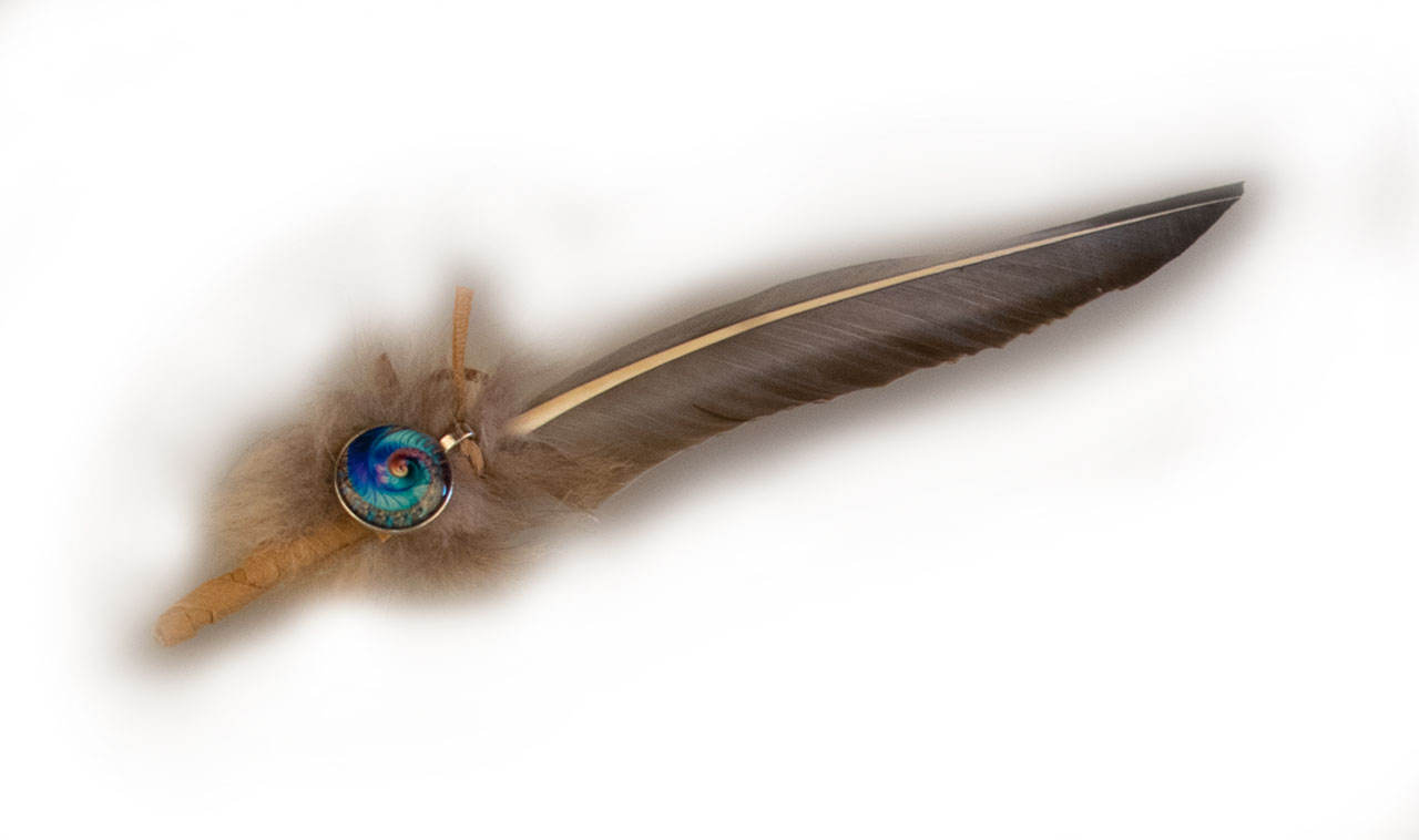 Orenda Graugansfeder mit Spiralornament